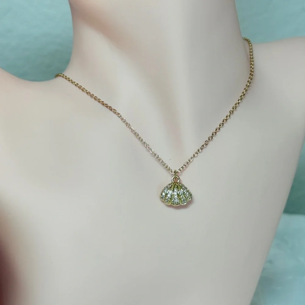Elegant Gold Shell Pendant Necklace - Picture 4 of 10